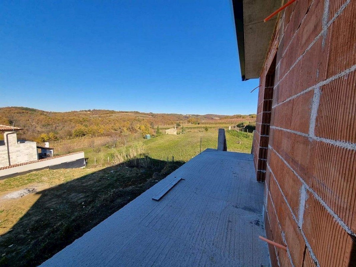 Detached villa in a unique location overlooking vineyards and olive groves