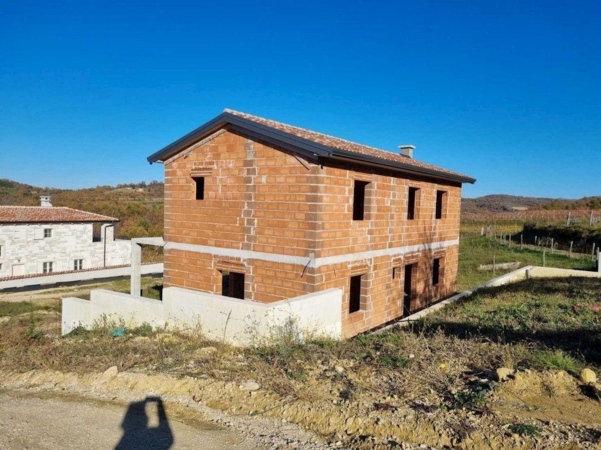 Detached villa in a unique location overlooking vineyards and olive groves