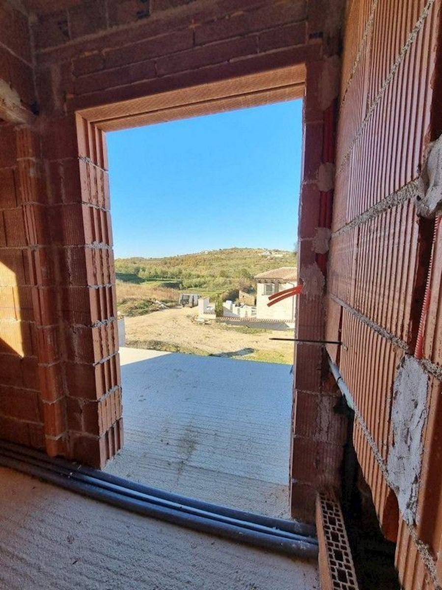 Detached villa in a unique location overlooking vineyards and olive groves