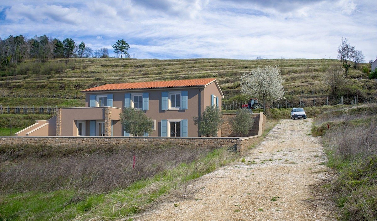 Detached villa in a unique location overlooking vineyards and olive groves