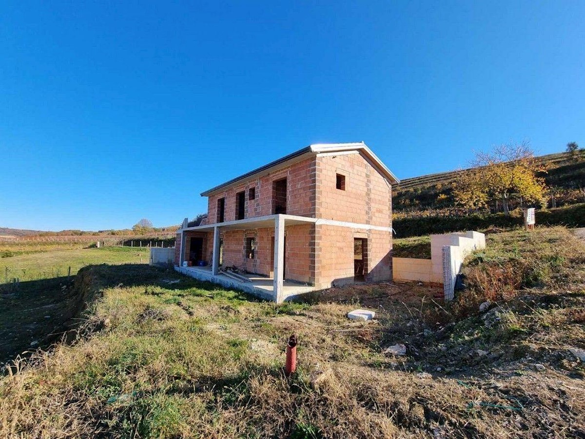 Detached villa in a unique location overlooking vineyards and olive groves