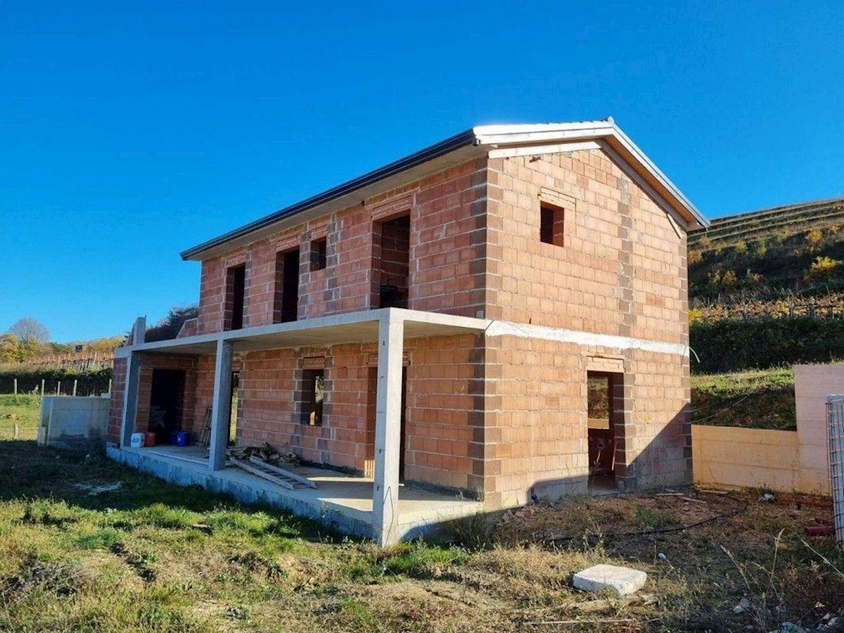 Detached villa in a unique location overlooking vineyards and olive groves