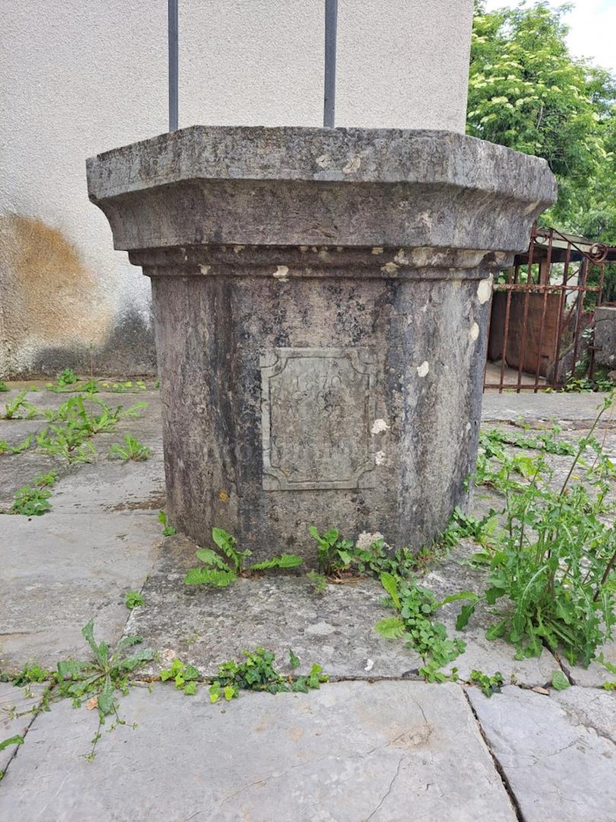 Old stone house for renovation, near Malinska