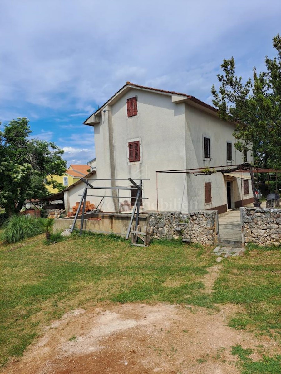 Old stone house for renovation, near Malinska