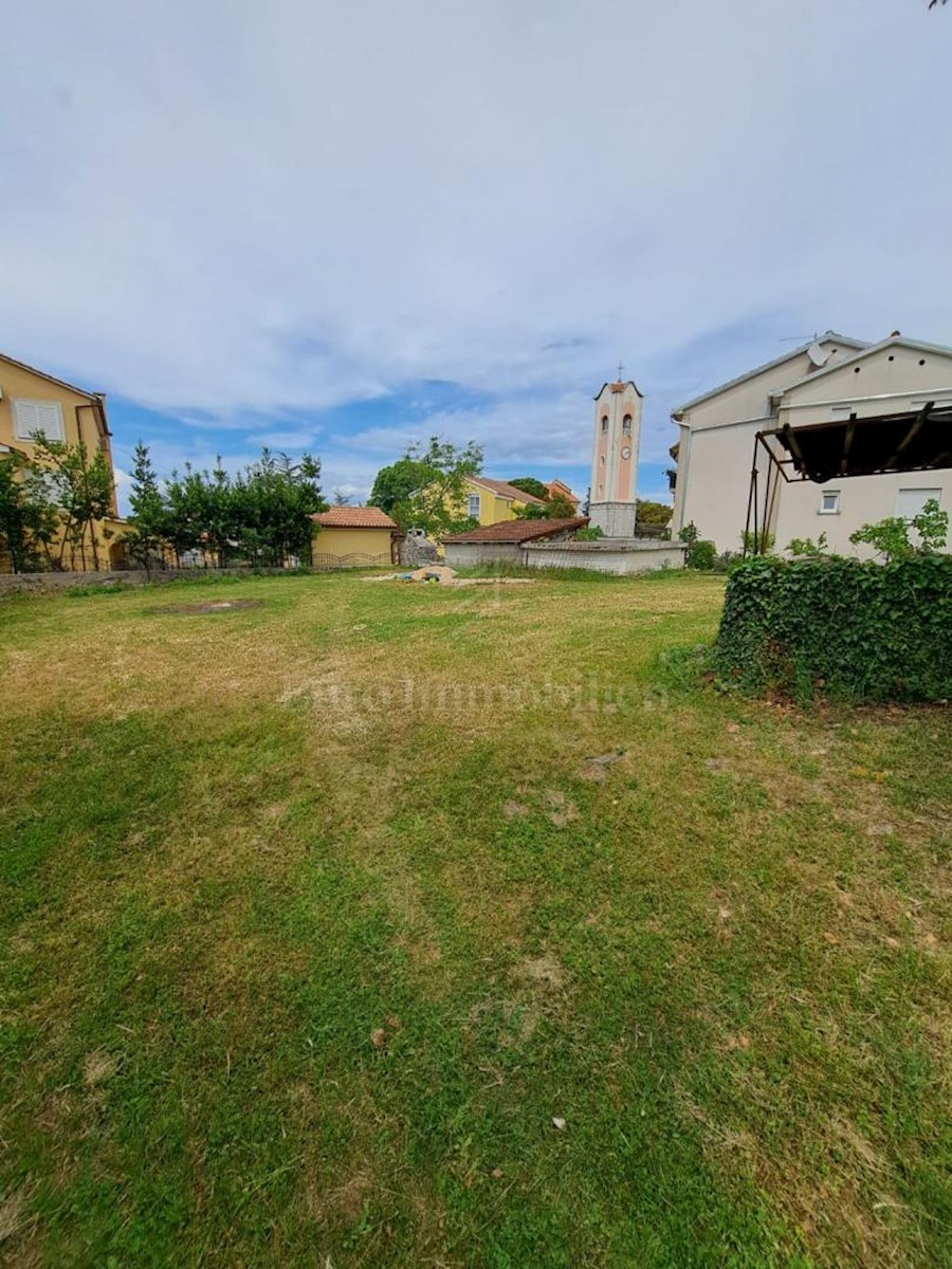 Old stone house for renovation, near Malinska