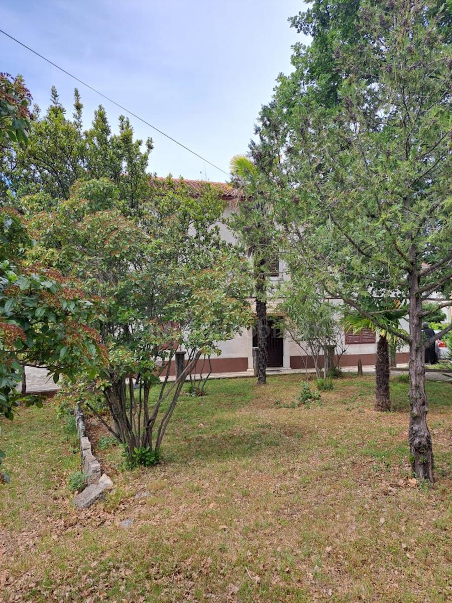 Old stone house for renovation, near Malinska