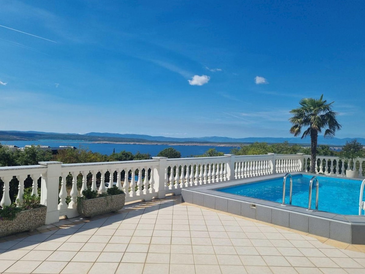 House with swimming pool and beautiful view of the sea