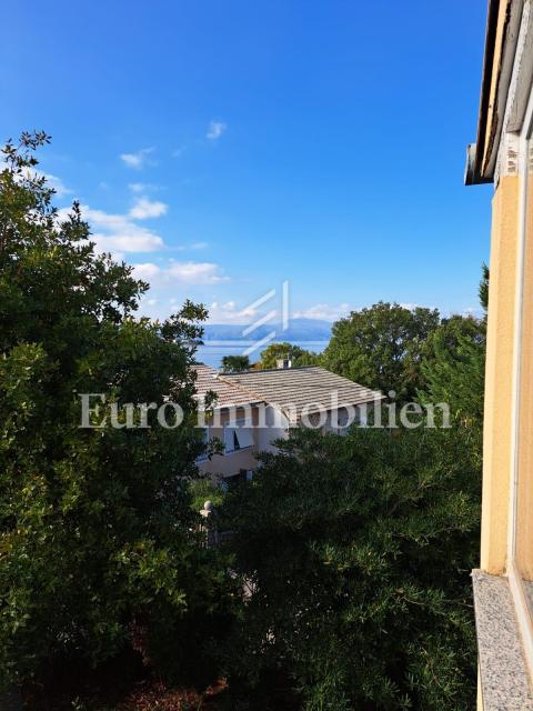 Semi-detached house with 3 apartments, 80 meters from the sea