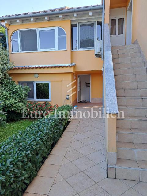 Semi-detached house with 3 apartments, 80 meters from the sea