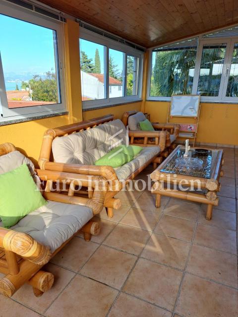 Semi-detached house with 3 apartments, 80 meters from the sea