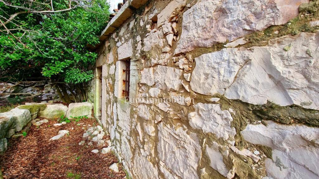 Casa in pietra nella natura selvaggia, 300 m dal mare, isola di Krk