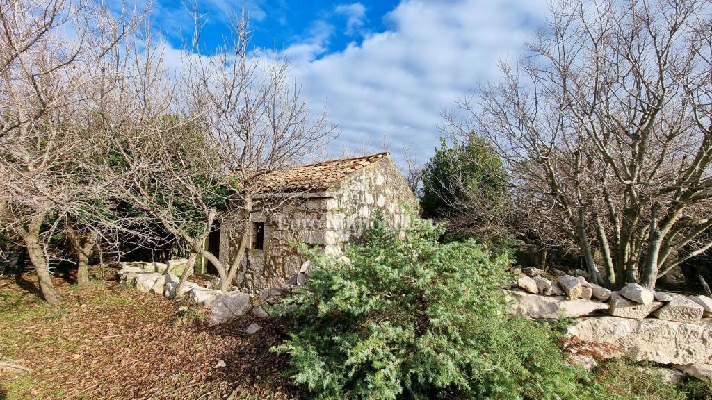 Casa in pietra nella natura selvaggia, 300 m dal mare, isola di Krk