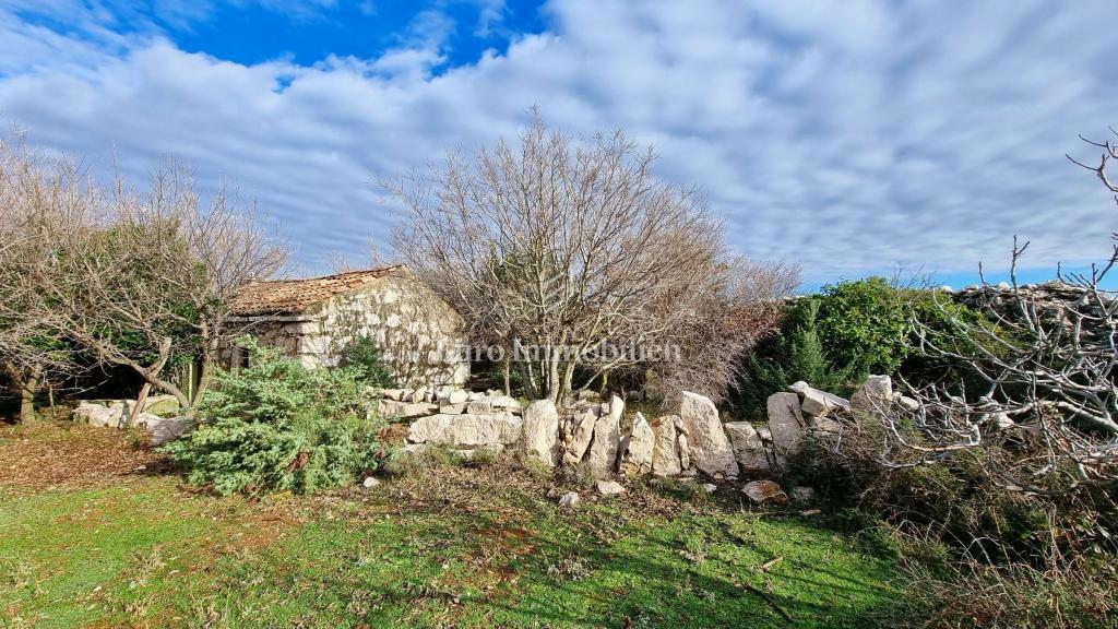 Casa in pietra nella natura selvaggia, 300 m dal mare, isola di Krk