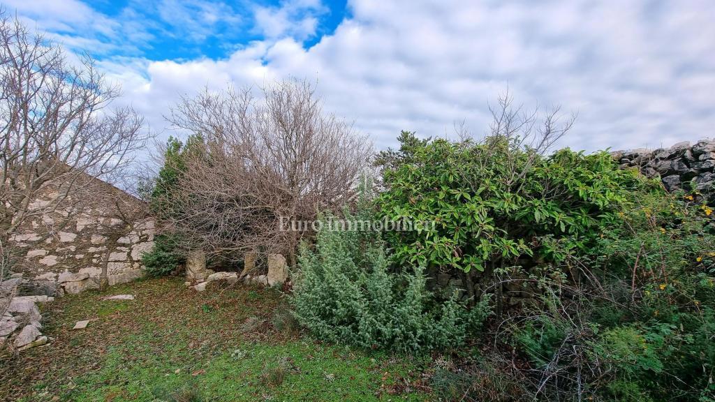 Casa in pietra nella natura selvaggia, 300 m dal mare, isola di Krk