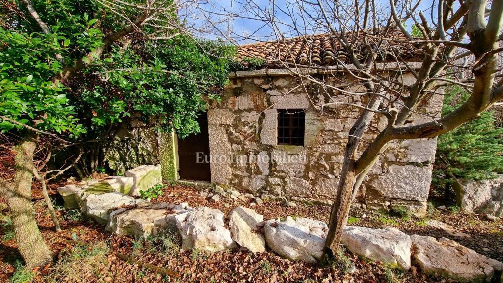 Casa in pietra nella natura selvaggia, 300 m dal mare, isola di Krk