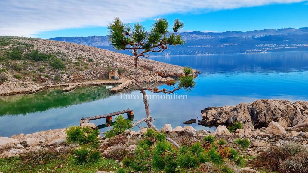 Casa in pietra nella natura selvaggia, 300 m dal mare, isola di Krk