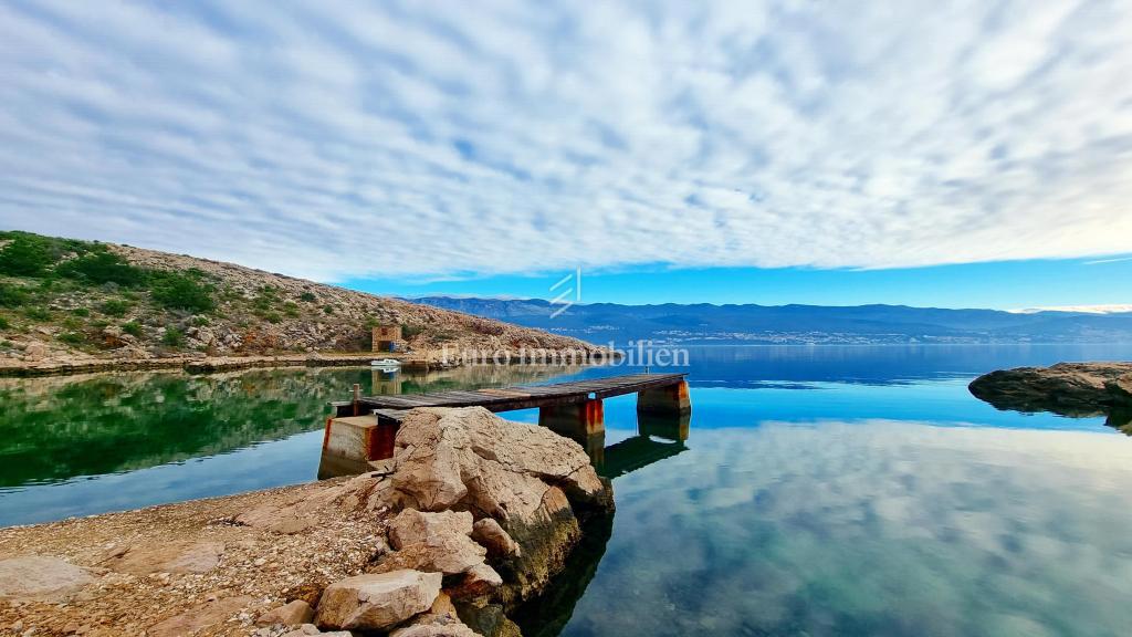 Casa in pietra nella natura selvaggia, 300 m dal mare, isola di Krk