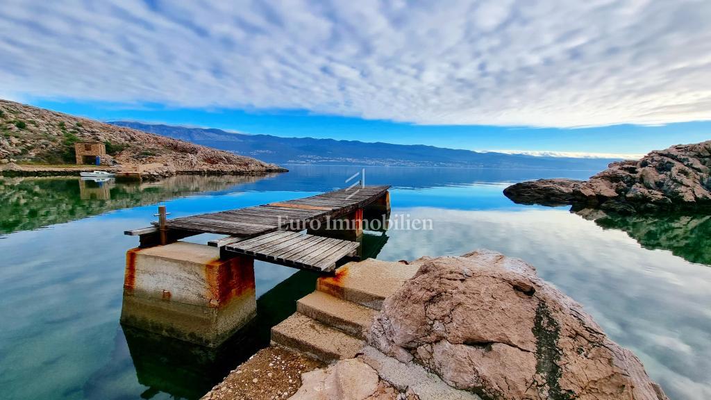 Casa in pietra nella natura selvaggia, 300 m dal mare, isola di Krk