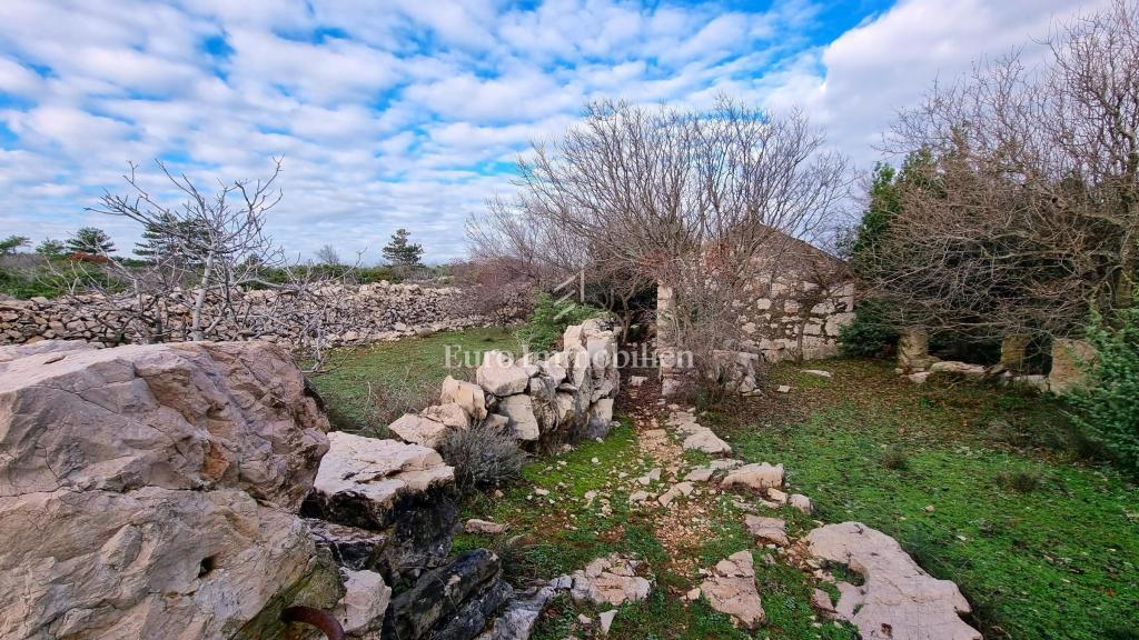 Casa in pietra nella natura selvaggia, 300 m dal mare, isola di Krk