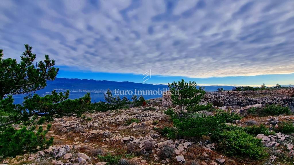 Casa in pietra nella natura selvaggia, 300 m dal mare, isola di Krk