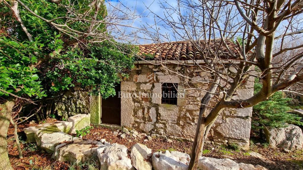 Casa in pietra nella natura selvaggia, 300 m dal mare, isola di Krk