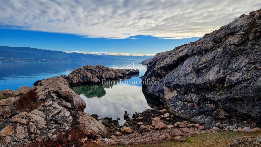 Casa in pietra nella natura selvaggia, 300 m dal mare, isola di Krk