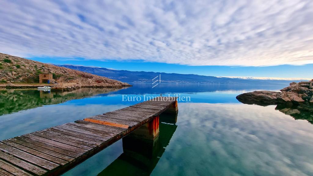 Casa in pietra nella natura selvaggia, 300 m dal mare, isola di Krk