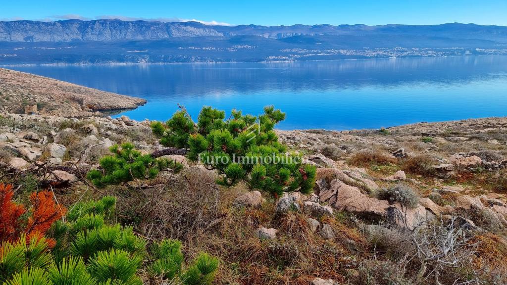 Casa in pietra nella natura selvaggia, 300 m dal mare, isola di Krk