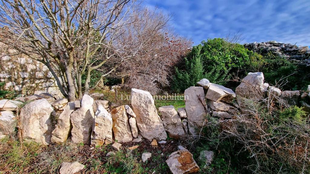 Casa in pietra nella natura selvaggia, 300 m dal mare, isola di Krk