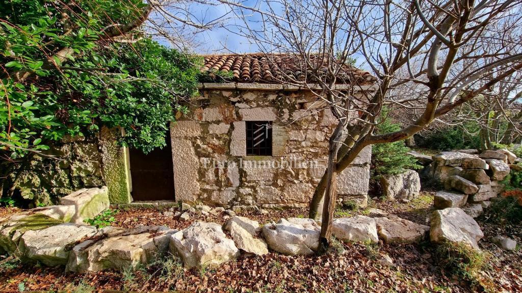 Casa in pietra nella natura selvaggia, 300 m dal mare, isola di Krk