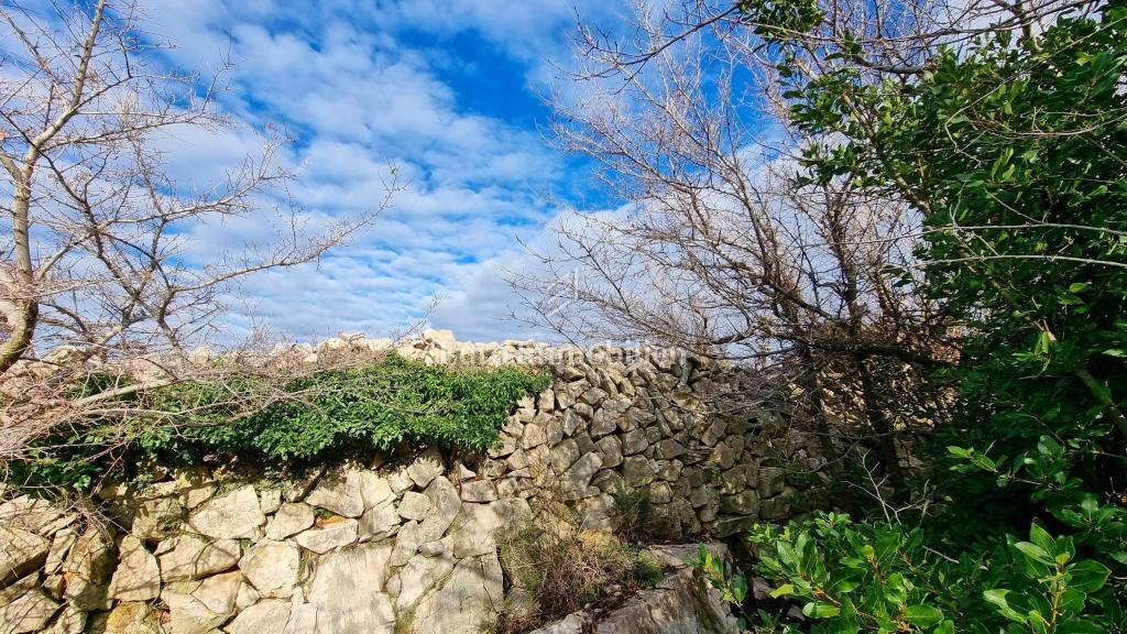 Casa in pietra nella natura selvaggia, 300 m dal mare, isola di Krk