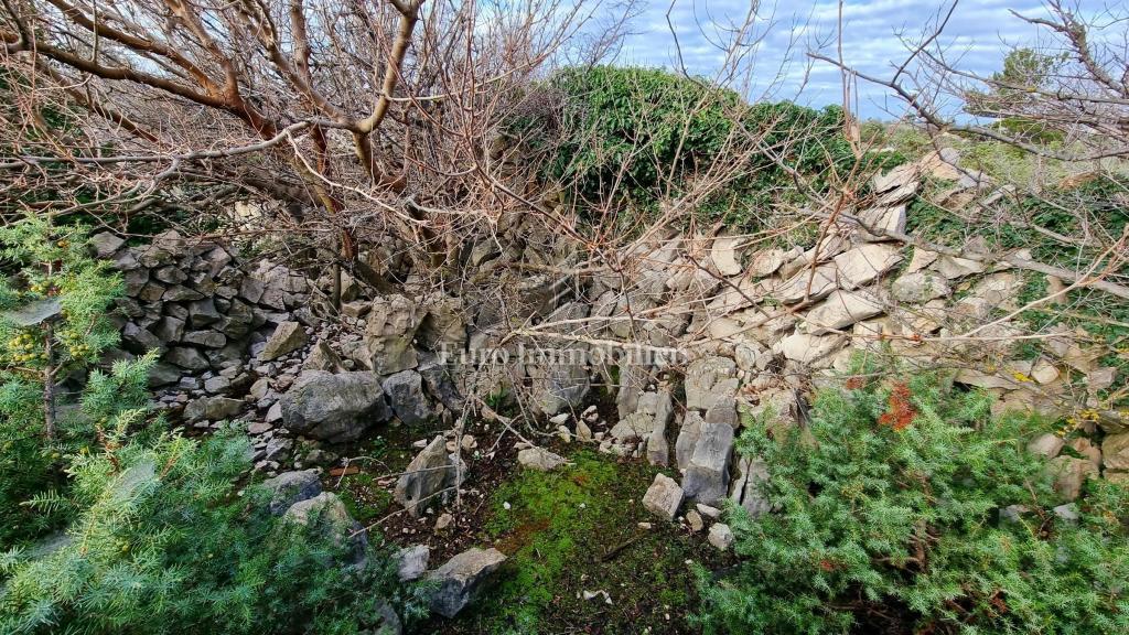 Casa in pietra nella natura selvaggia, 300 m dal mare, isola di Krk