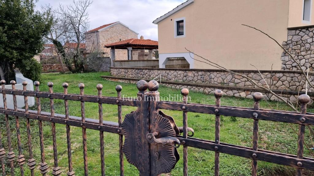 Casa rustica in pietra con piscina, Malinska, dintorni