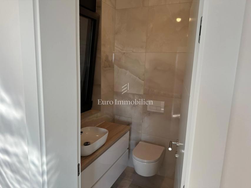 Apartment with a pool and roof terrace, new building, island of Krk