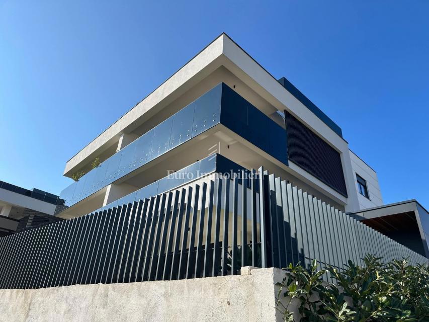 Apartment with a pool and roof terrace, new building, island of Krk