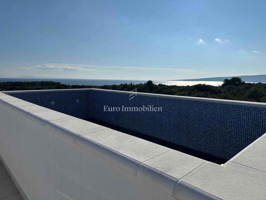 Apartment with a pool and roof terrace, new building, island of Krk