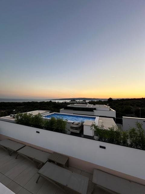 Apartment with a pool and roof terrace, new building, island of Krk