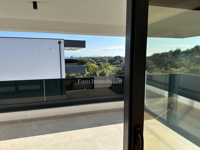 Apartment with a pool and roof terrace, new building, island of Krk