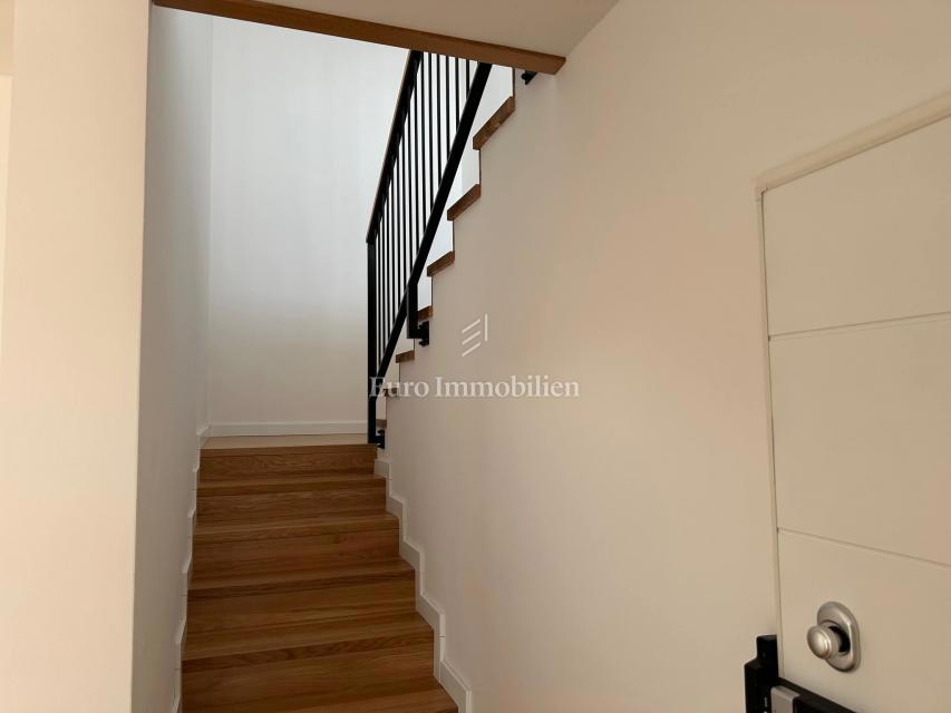 Apartment with a pool and roof terrace, new building, island of Krk