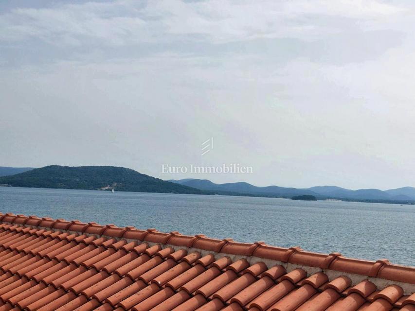 Betina - isola di Murter, una casa di pietra vicino al mare e spiaggia