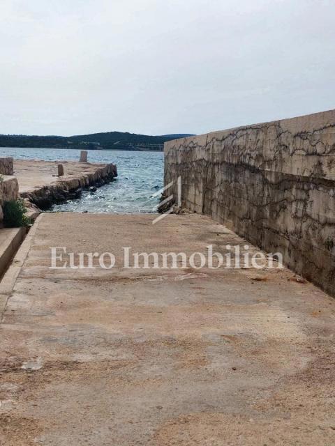 Betina - isola di Murter, una casa di pietra vicino al mare e spiaggia