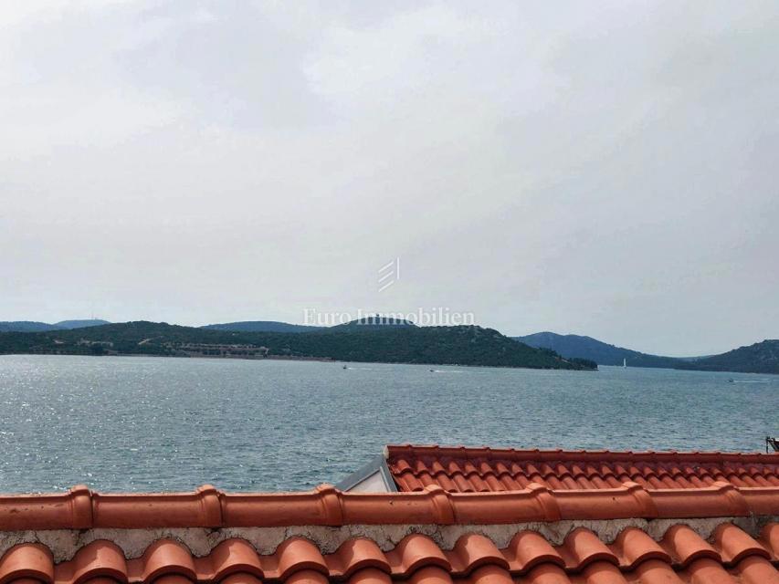 Betina - isola di Murter, una casa di pietra vicino al mare e spiaggia