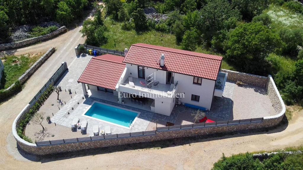 Casa indipendente con piscina in posizione tranquilla