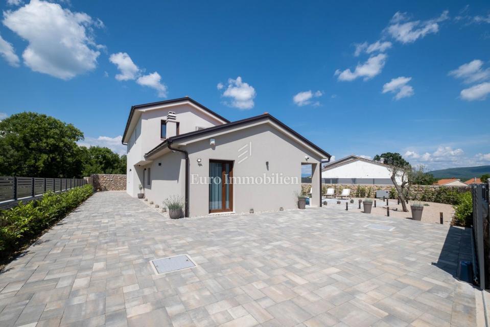 Casa indipendente con piscina in posizione tranquilla