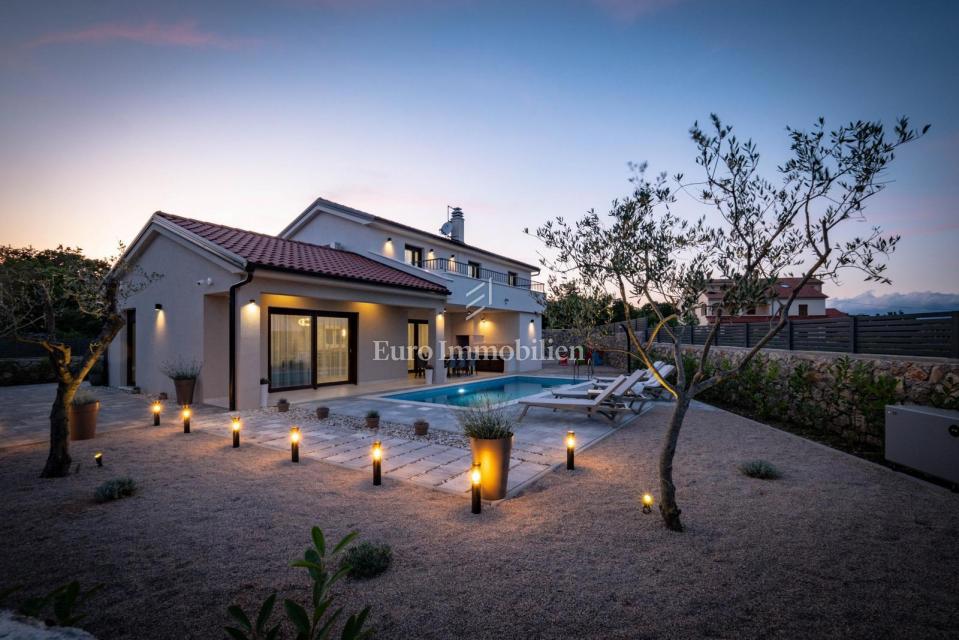 Casa indipendente con piscina in posizione tranquilla