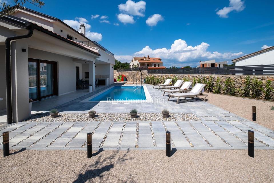 Casa indipendente con piscina in posizione tranquilla