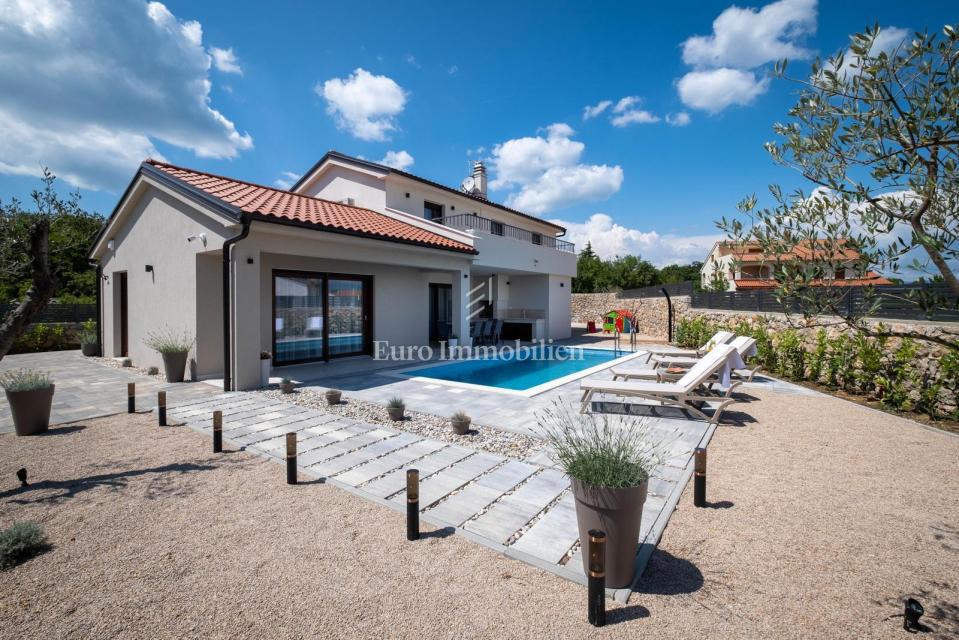 Casa indipendente con piscina in posizione tranquilla