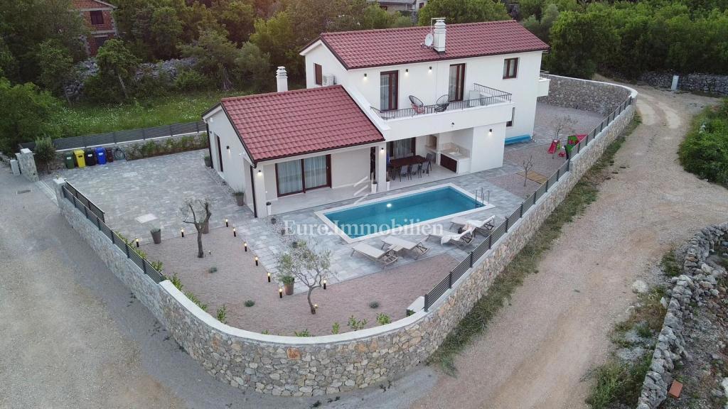 Casa indipendente con piscina in posizione tranquilla