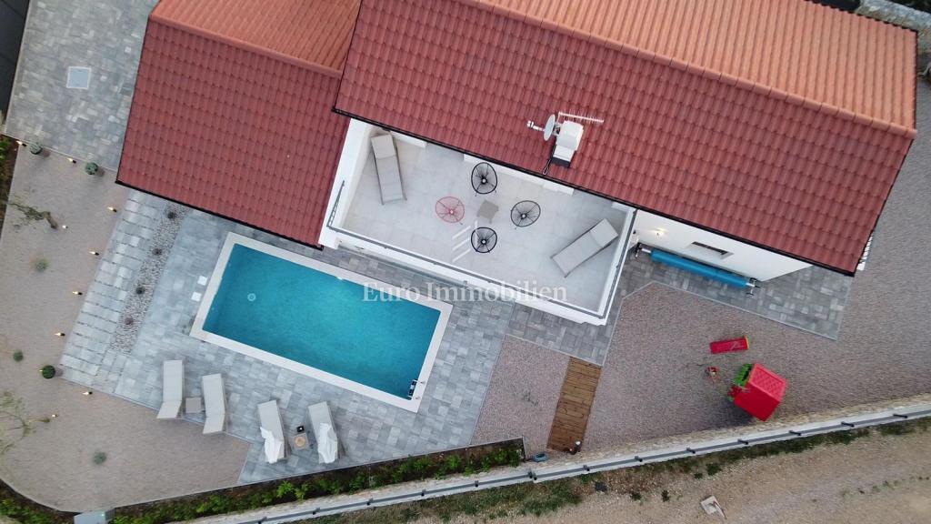 Casa indipendente con piscina in posizione tranquilla