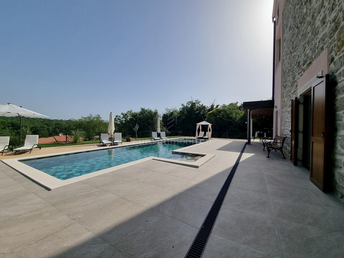 Stone villa with swimming pool near Brtonigla